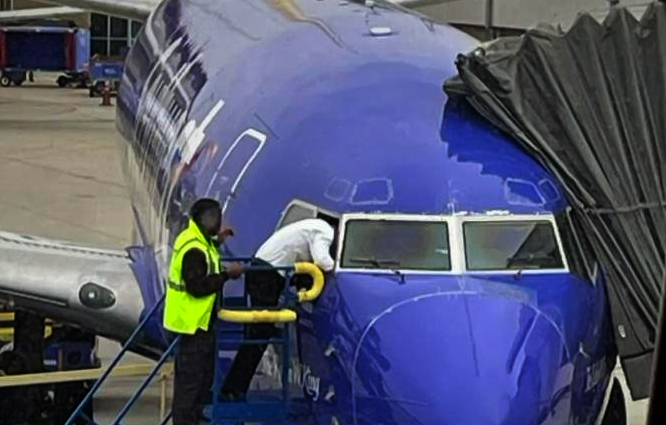Pilotlar kapı yerine camdan girdiler