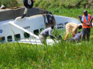 Uganda’da Cessna C208 inişte pistten çıkıp takla attı