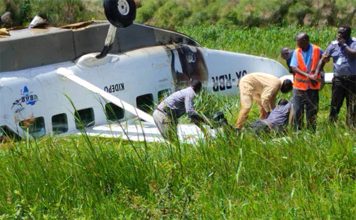 Uganda’da Cessna C208 inişte pistten çıkıp takla attı