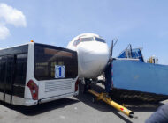 Dominik’te B737-200’e yer hizmetleri aracı çarptı