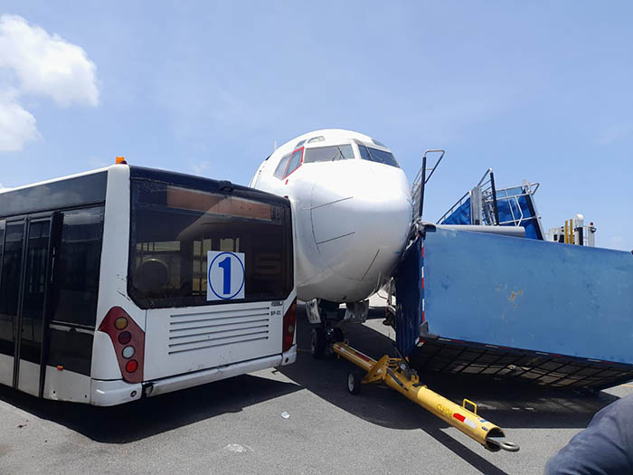 Dominik’te B737-200’e yer hizmetleri aracı çarptı