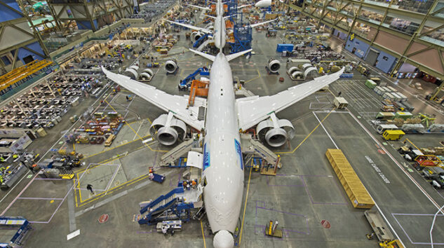 Boeing 787 üretimini rolantiye alıyor