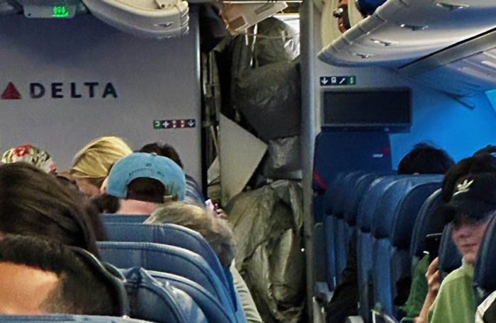 Delta uçağında slide kabin içinde açıldı, hostes yaralandı