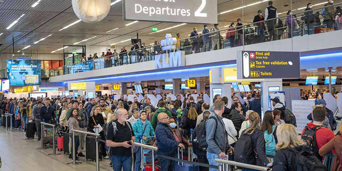 Schiphol Havalimanı’nda pasaport kontrolü iki saat sürüyor
