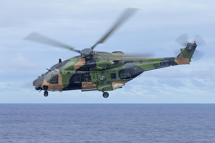 Tatbikata katılan NH90 tipi helikopter okyanusa düştü