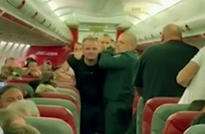 Jeat2 Bodrum-Glasgow uçağında sarhoş yolcu krizi yaşandı