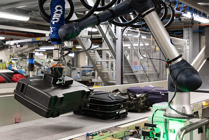 Schiphol Havalimanı’nda bavullar robotlara emanet