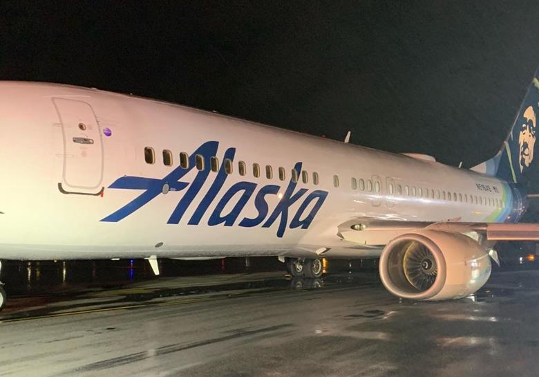 Alaska Havayolları’nın B737-800’ü inişte büyük hasar aldı