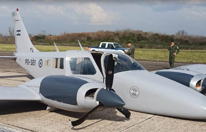 Arjantin Hava Kuvvetleri’nin PA-34-200 uçağı gövde üstü indi