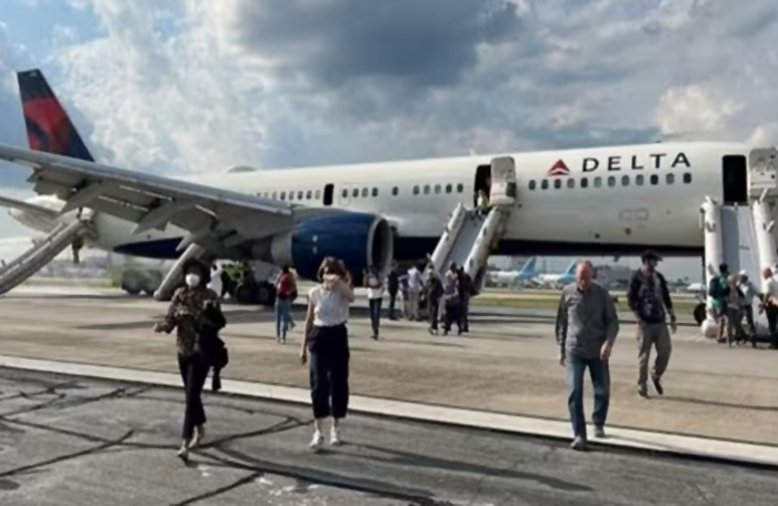 Delta Havayolları’nın B757-200 inişte lastik patlattı