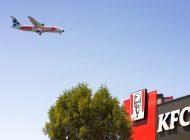 KFC uçak fotoğrafına iki adet bedava çıtır tavuk veriyor