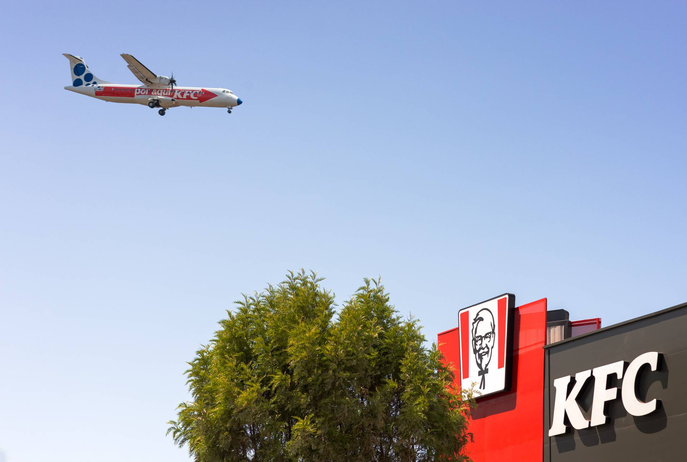KFC uçak fotoğrafına iki adet bedava çıtır tavuk veriyor