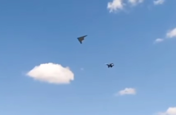 Okhotnik bu kez Mig-29 savaş uçağı ile uçtu