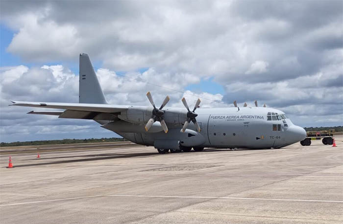 C-130H uçağının park halinde ön dikmesi kırıldı