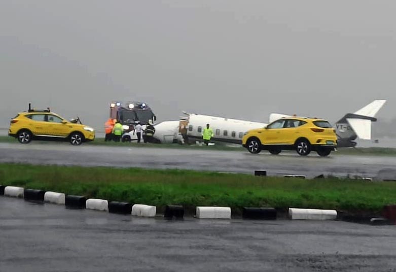 Mumbai’de Learjet 45 inişte pistten çıktı