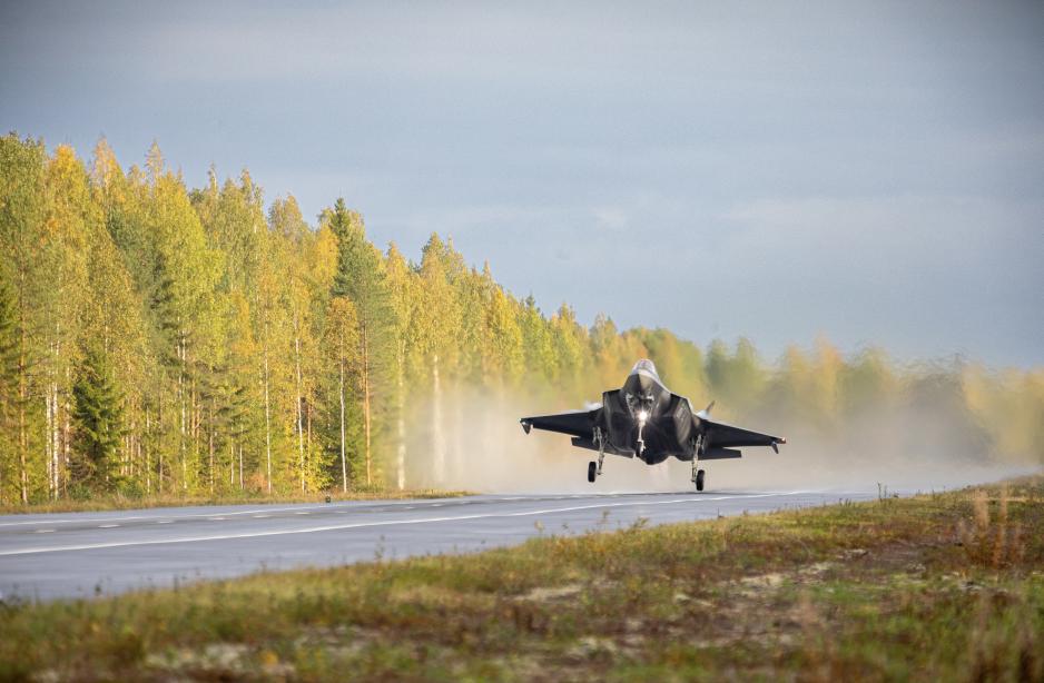 Norveç Hava Kuvvetleri’nin F-35leri otoyola indi