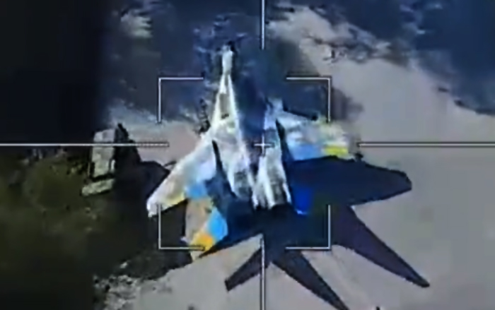 Rusya kamizkaze drone ile Ukrayna’nın MİG-29’unu pistte vurdu