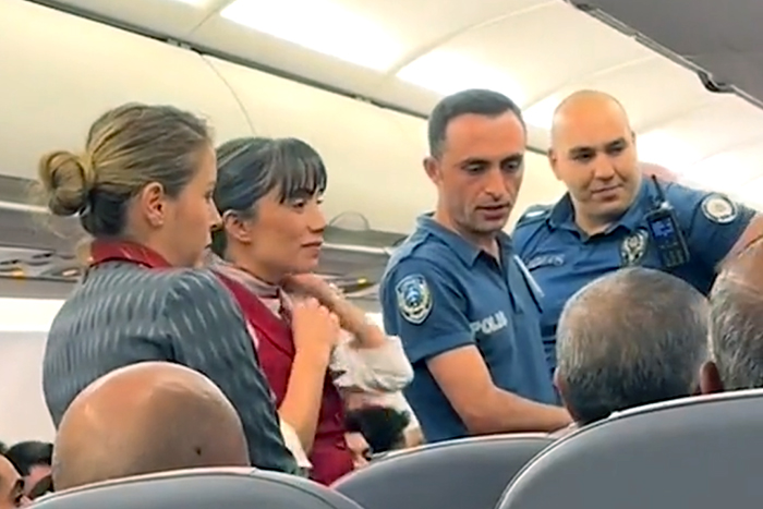 THY uçağında kemer krizi, yolcu uçaktan indirildi