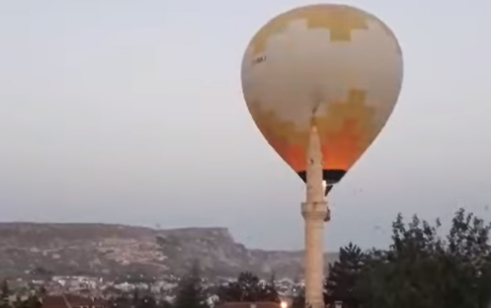 Ürgüp’te balon minareye çarp