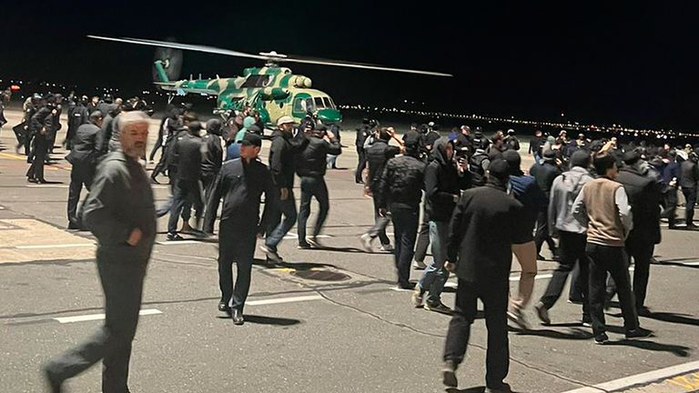 Mahaçkale Havalimanı’na izinsiz giren kişiler boşaltıldı