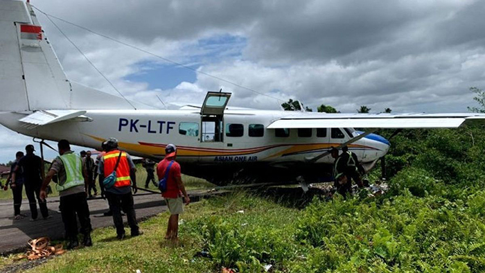 Endonezya’da Cessna 208 inişte pistten çıktı