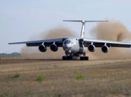 Rus İl-76MD-90A nakliye uçağı toprak piste indi