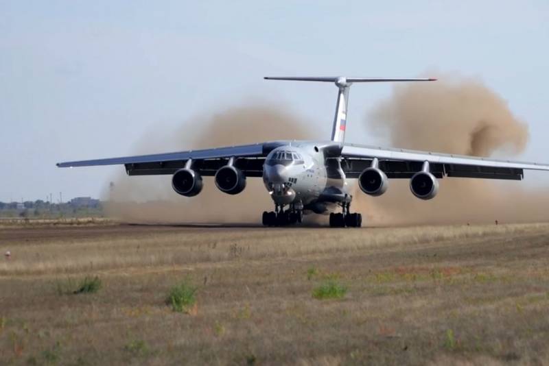 Rus İl-76MD-90A nakliye uçağı toprak piste indi