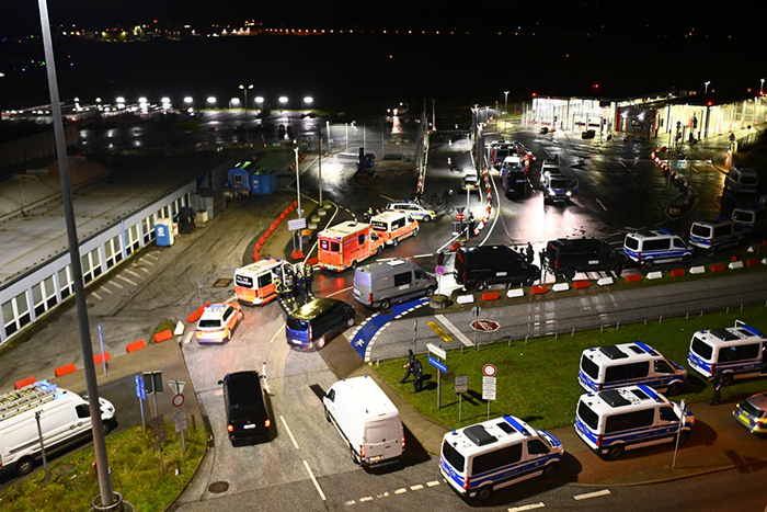 Hamburg Havalimanı’nda Türk baba kızını rehin aldı
