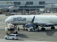 Jetblue uçağına yer hizmetleri aracı çarptı