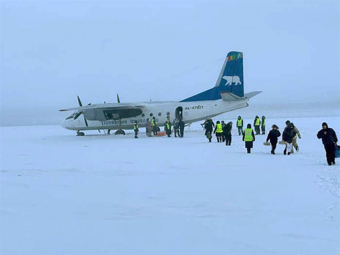 Polar Havayolları’nın AN-24’ü donmuş nehre indi