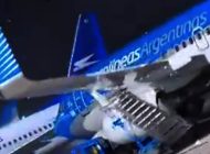 Arjantin’de B737-700 fırtına da savruldu, merdivene çarptı