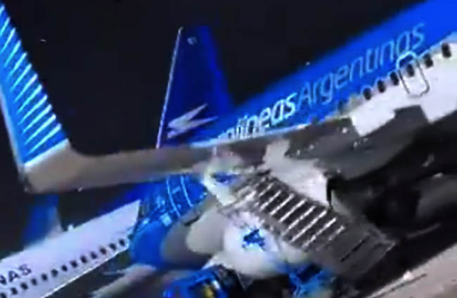 Arjantin’de B737-700 fırtına da savruldu, merdivene çarptı