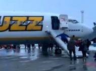 Buzz Havayolları, yolcuları slidelar ile tahliye edildi