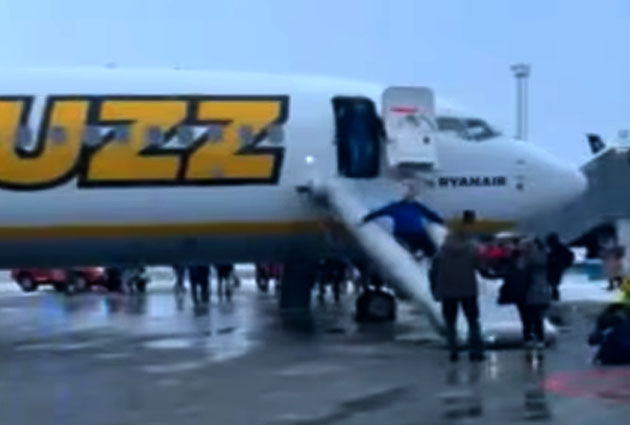 Buzz Havayolları, yolcuları slidelar ile tahliye edildi