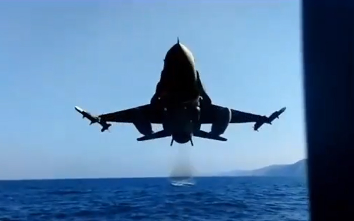 F-16 alçak geçişte nefesleri kesti