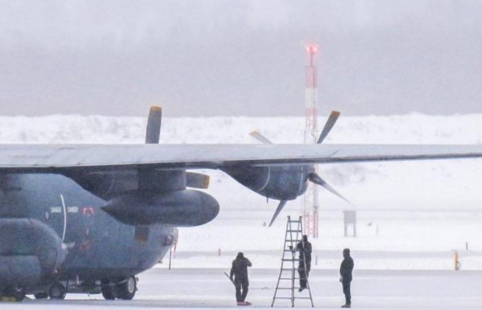 Fransa Hava Kuvvetleri’nin C130’u İsveç’e acil indi