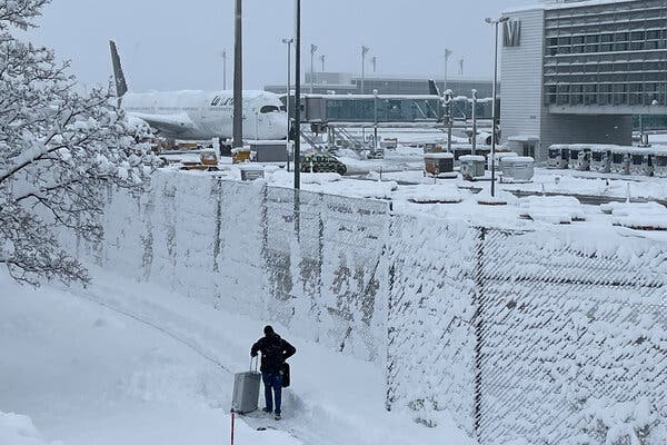 Kar Münih Havalimanı’nı kapattı seferler iptal edildi