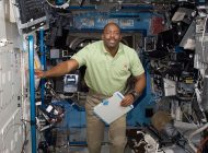 Astronot Leland Melvin, ‘Dışarı süzülen uzaylı benzeri bir şey gördüm’