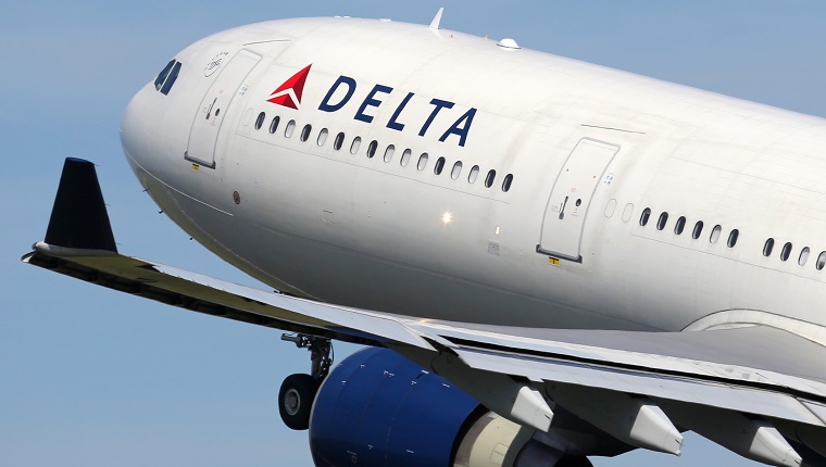 Delta uçağıyla New York’tan Paris’e biletsiz uçtu