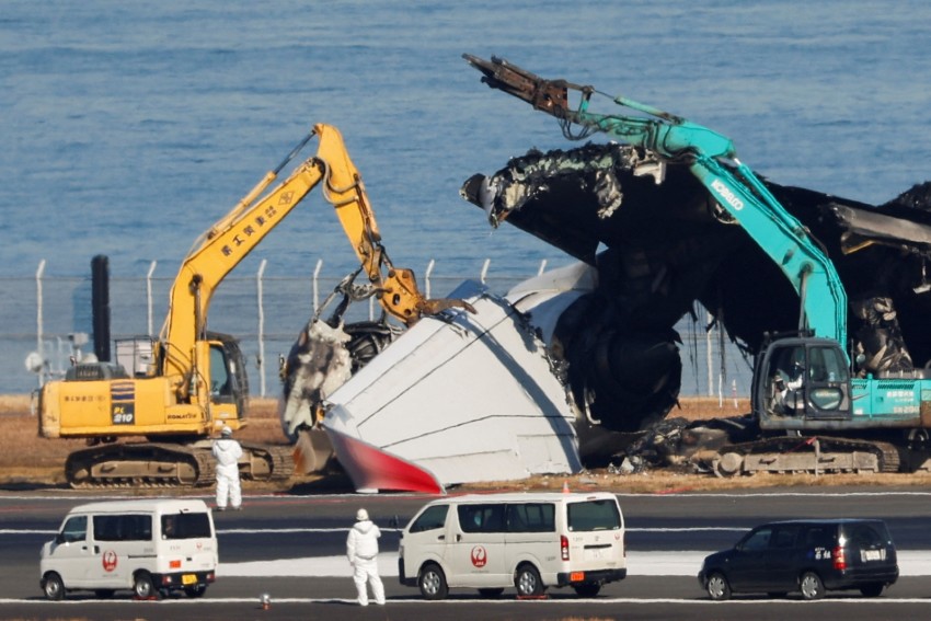 Haneda Havalimanı’nda enkaz kaldırma çalışmaları başladı