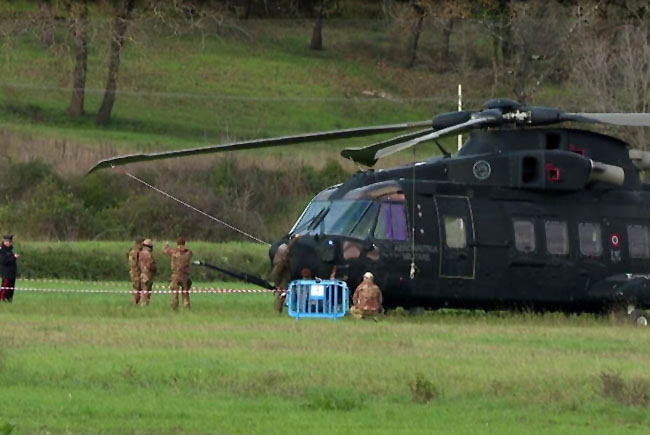 İtalyan Hava Kuvvetleri’nin HH-101’i acil indi