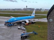 KLM’nin B777-200 uçağı toprağa saplandı
