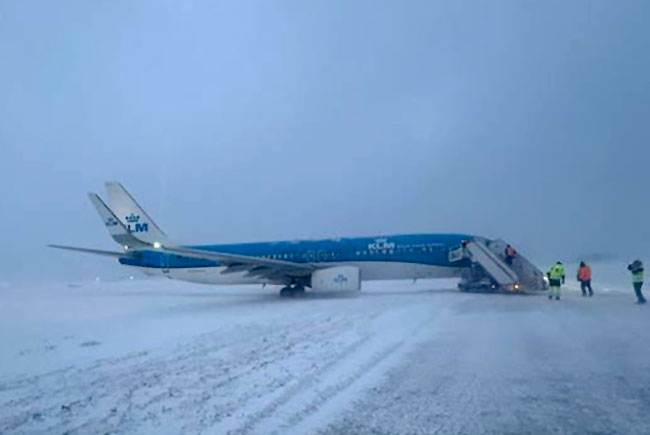 KLM uçağı kalkışta pistten çıktı