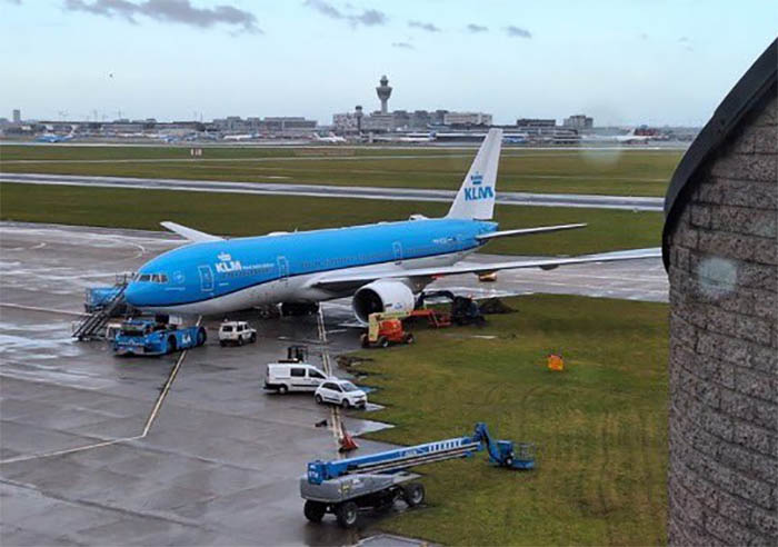 KLM’nin B777-200 uçağı toprağa saplandı