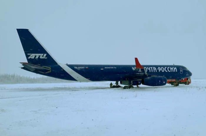 Aviastar havayolunun Tu-204’ü inişte pistten çıktı