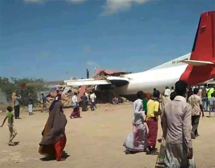 Somali’de Jetways uçağı pistten çıktı eve çarptı