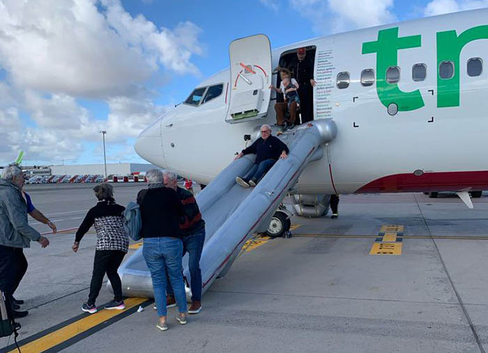 Transavia uçağı slidelar ile tahliye edildi