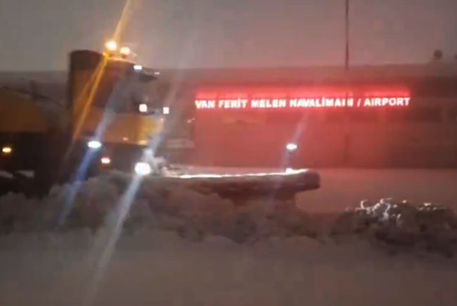 DHMİ, Van Ferit Melen Havalimanı’nda karla mücadele ediyor
