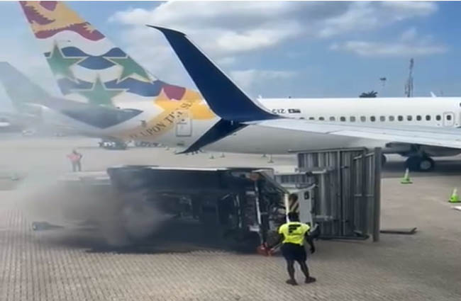 Delta’nın B737-900’ü mobil merdiven aracına çarptı