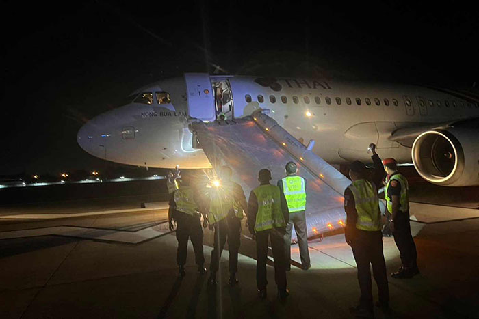 Thai Airways yolcusu kalkış öncesi uçağın slidenı açtı